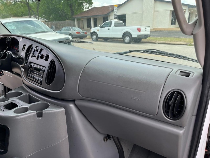 Ford Econoline Wagon Vehicle Image 09