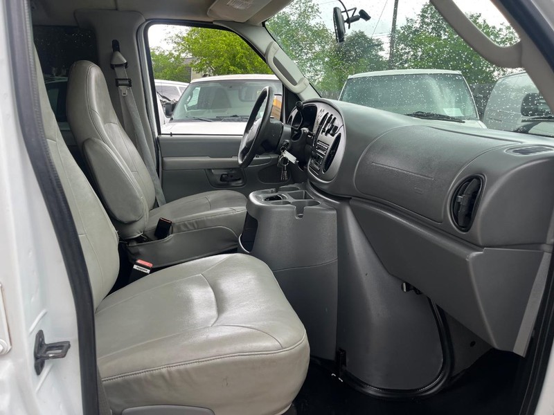 Ford Econoline Wagon Vehicle Image 06