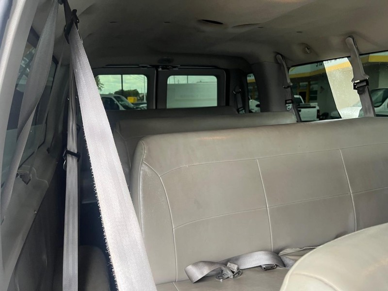 Ford Econoline Wagon Vehicle Image 08