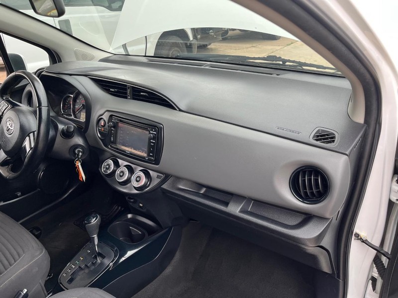 Toyota Yaris Vehicle Image 09