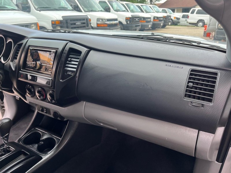 Toyota Tacoma Vehicle Image 11