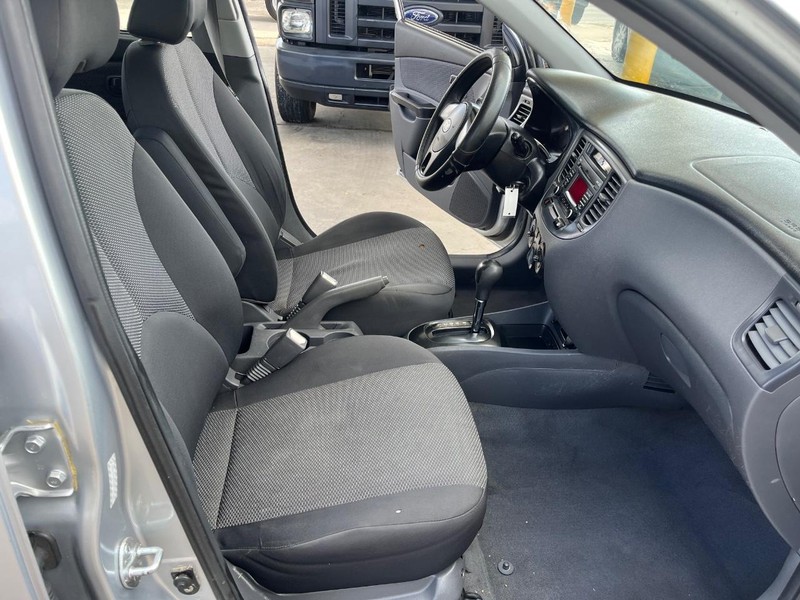 Kia Rio Vehicle Image 11