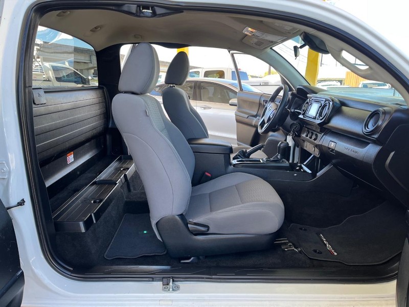 Toyota Tacoma 2WD Vehicle Image 09