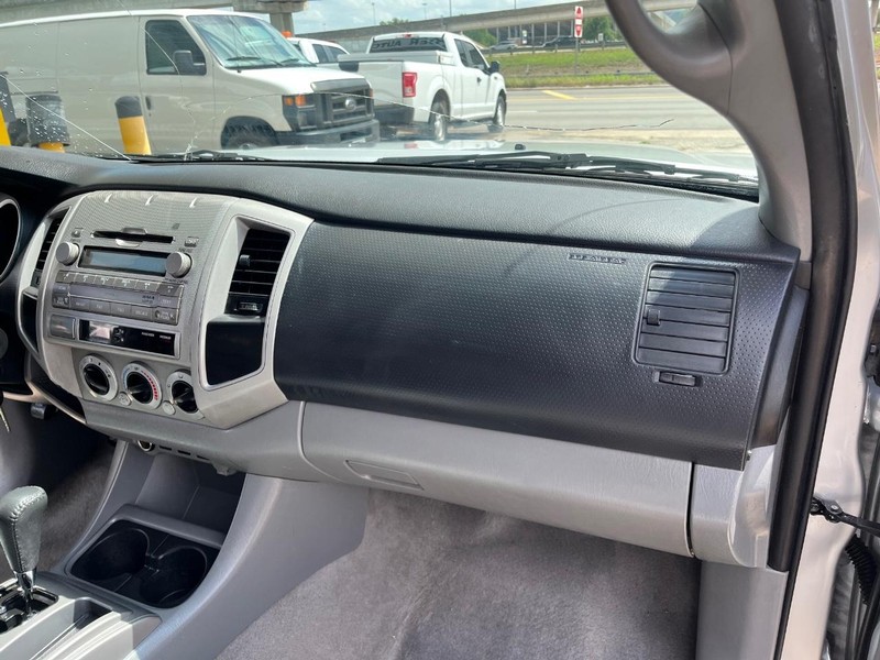 Toyota Tacoma Vehicle Image 09