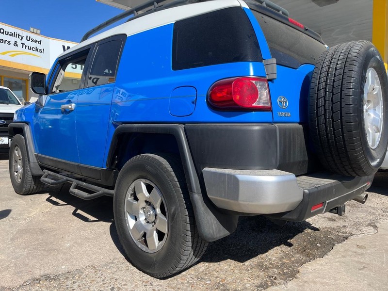 Toyota FJ Cruiser Vehicle Image 04
