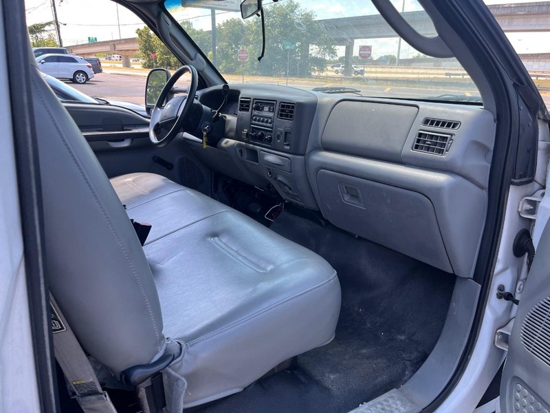 Ford Super Duty F-350 DRW Vehicle Image 04