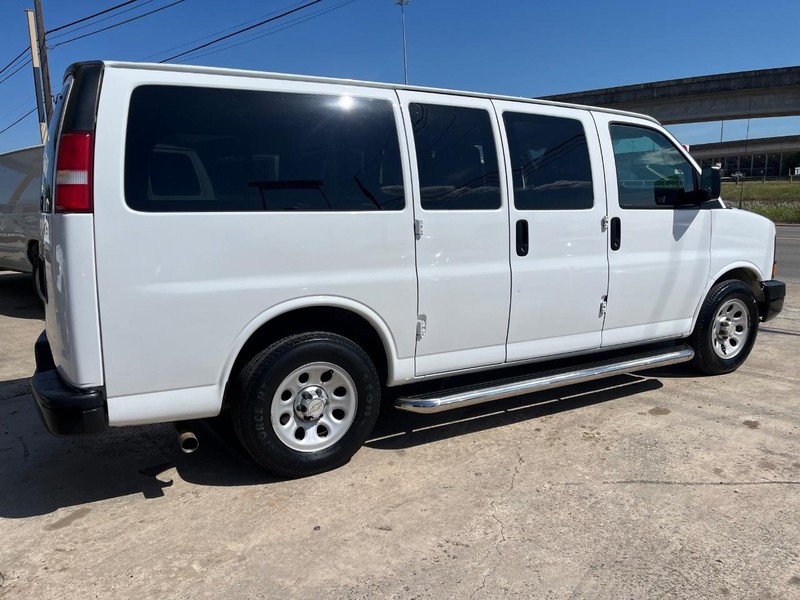Chevrolet Express Passenger Vehicle Full-screen Gallery Image 04