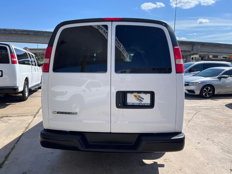 Chevrolet Express Passenger Vehicle Full-screen Gallery Image 05