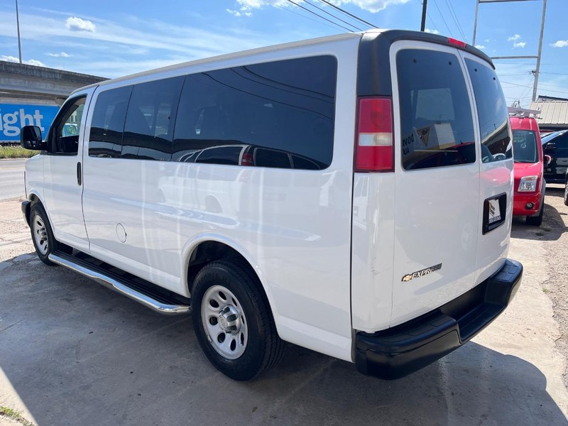 Chevrolet Express Passenger Vehicle Full-screen Gallery Image 06