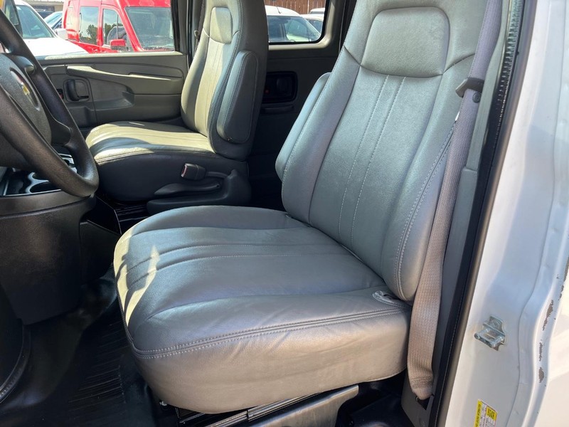 Chevrolet Express Passenger Vehicle Full-screen Gallery Image 08