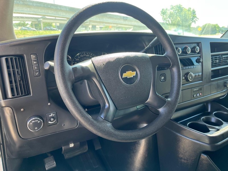 Chevrolet Express Passenger Vehicle Full-screen Gallery Image 09