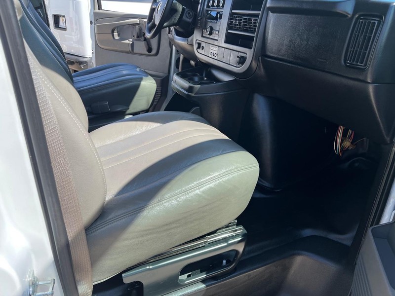 Chevrolet Express Passenger Vehicle Full-screen Gallery Image 10