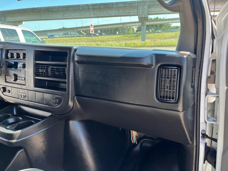 Chevrolet Express Passenger Vehicle Full-screen Gallery Image 11