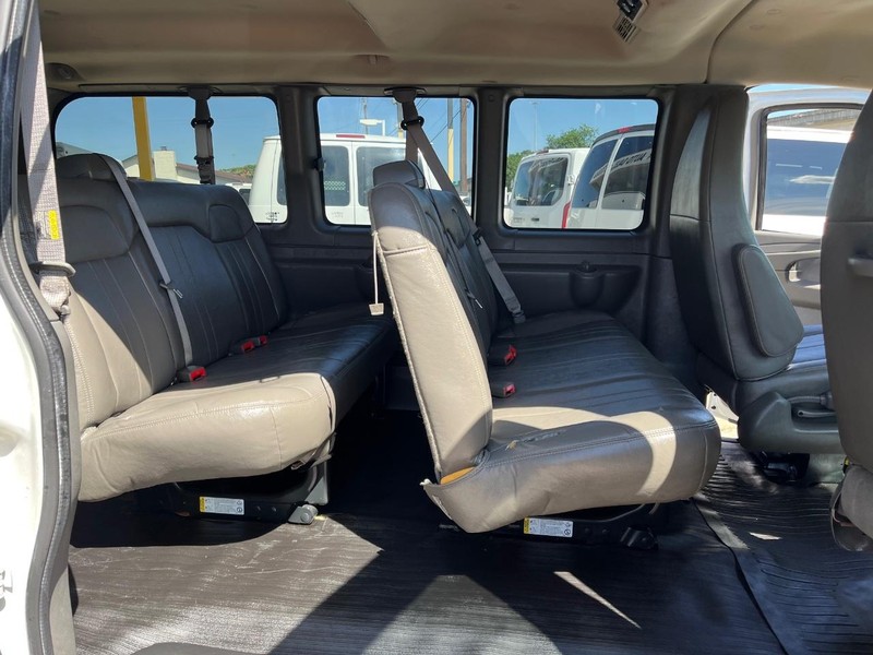 Chevrolet Express Passenger Vehicle Full-screen Gallery Image 12