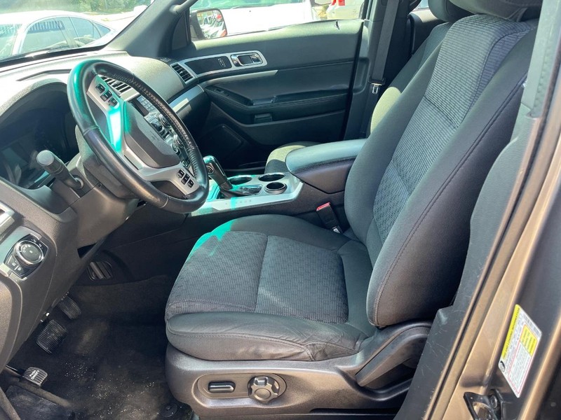 Ford Explorer Vehicle Image 07