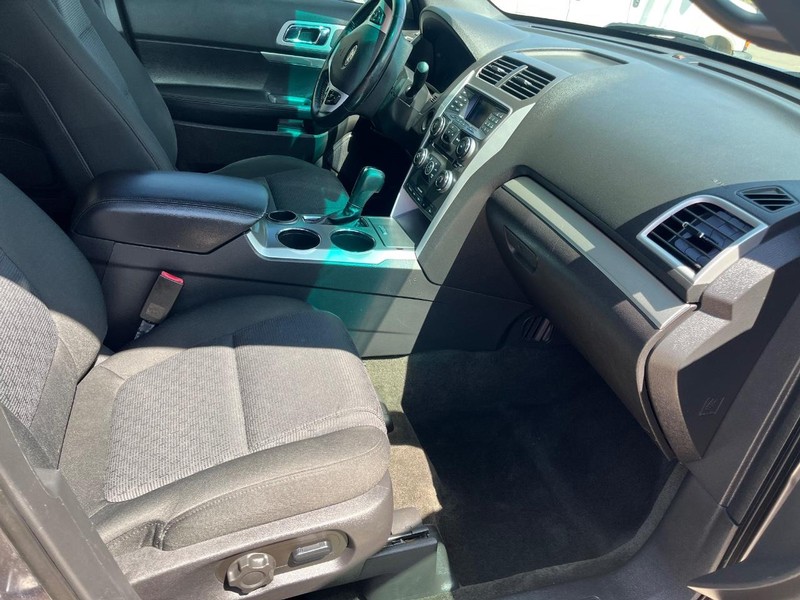 Ford Explorer Vehicle Image 09