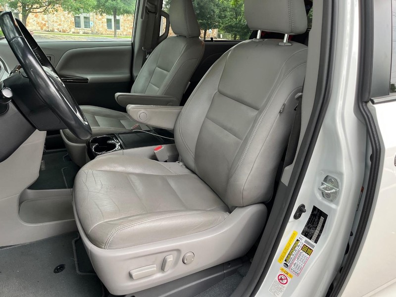 Toyota Sienna Vehicle Image 08