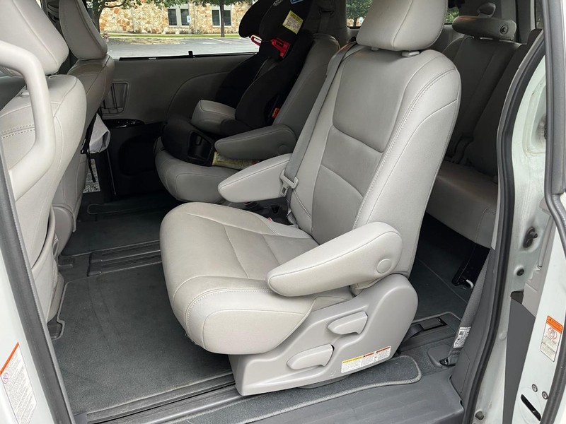 Toyota Sienna Vehicle Image 10