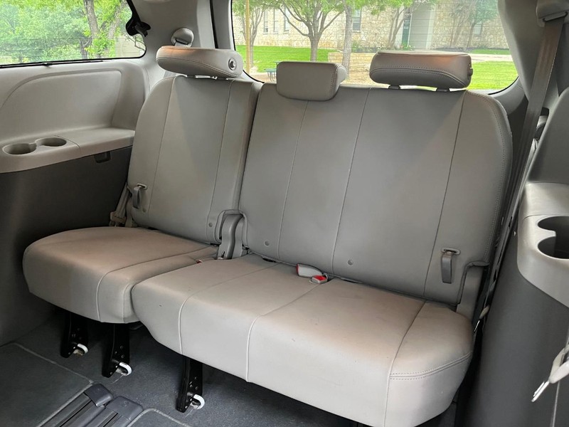 Toyota Sienna Vehicle Image 12