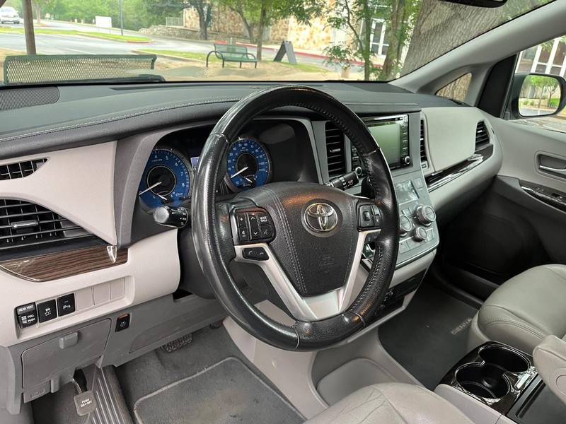 Toyota Sienna Vehicle Image 13