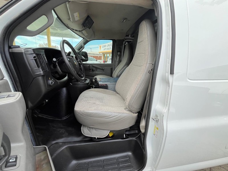 Chevrolet Express Cargo Van Vehicle Image 04