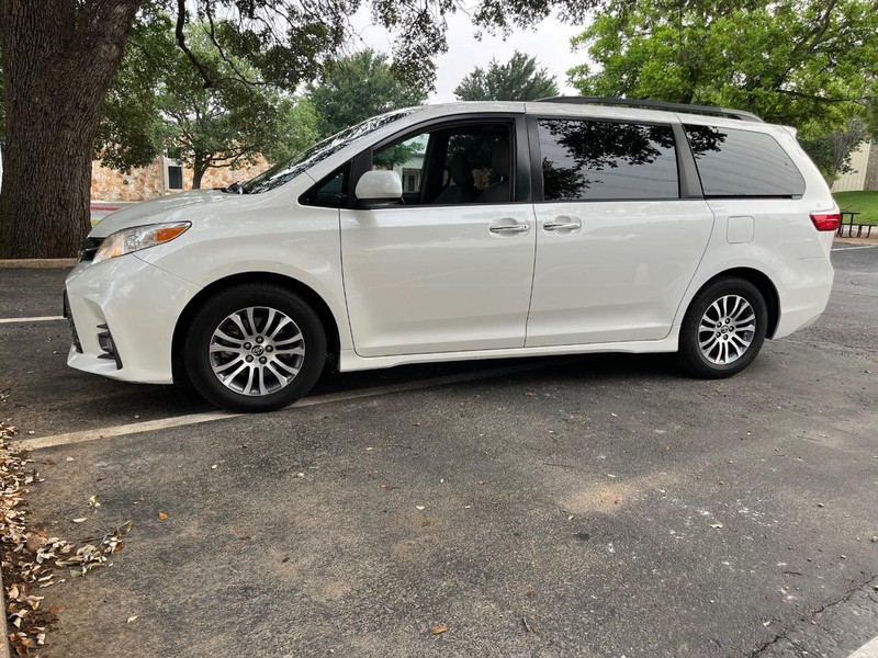 Toyota Sienna Vehicle Image 03