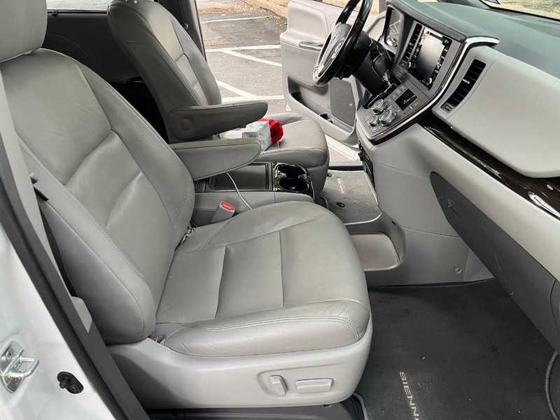 Toyota Sienna Vehicle Image 09