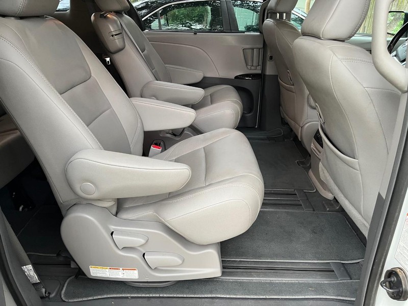 Toyota Sienna Vehicle Image 11