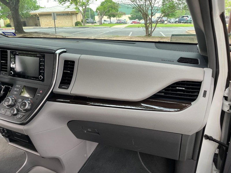 Toyota Sienna Vehicle Image 14