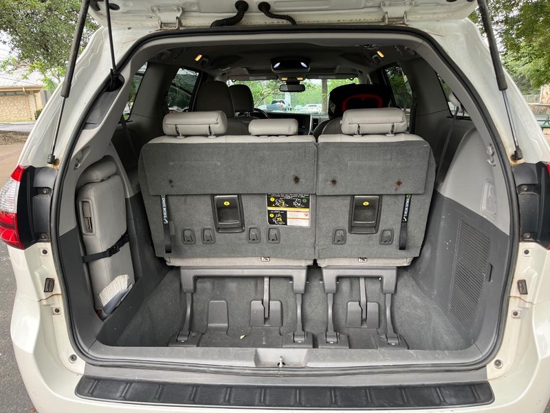 Toyota Sienna Vehicle Image 15