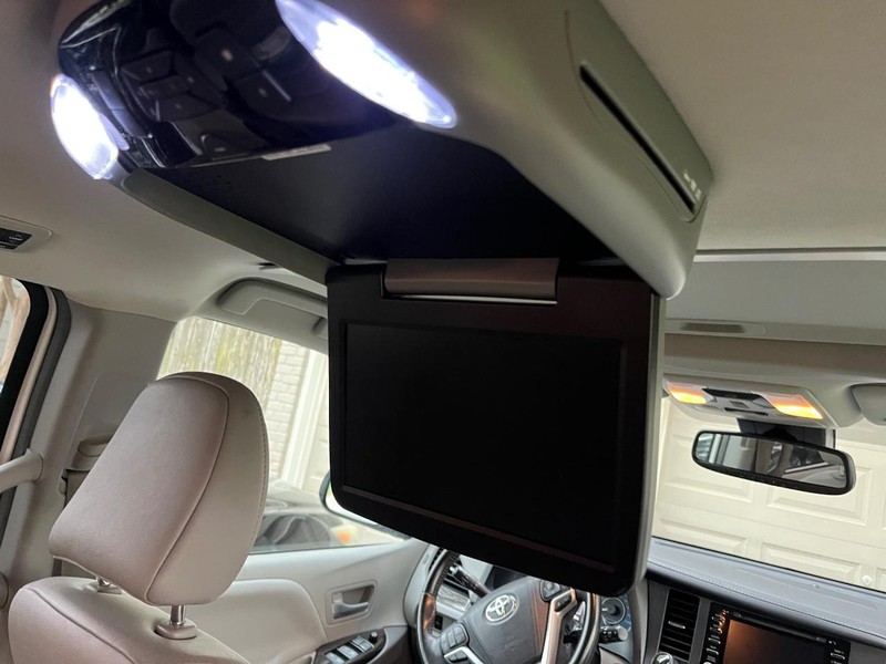Toyota Sienna Vehicle Image 16
