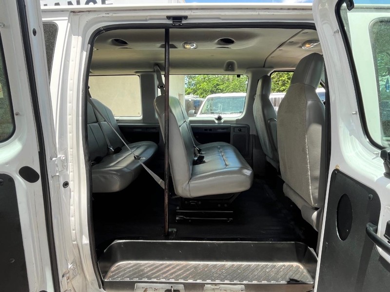 Ford Econoline Wagon Vehicle Image 10