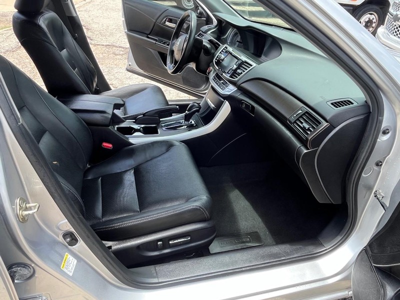 Honda Accord Sedan Vehicle Image 11