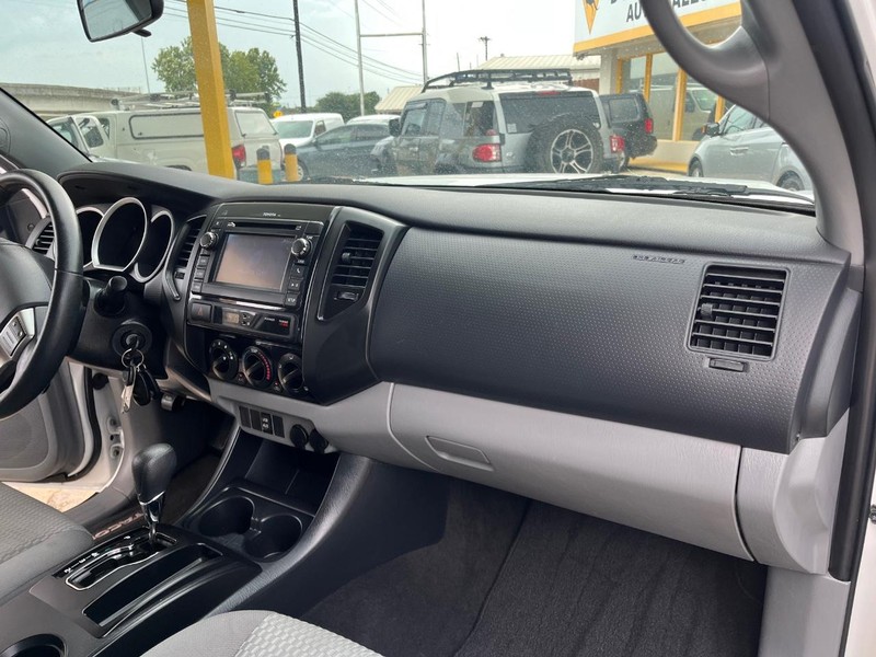 Toyota Tacoma Vehicle Image 10