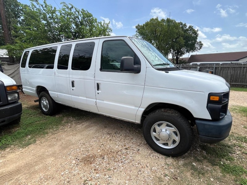 Ford Econoline Wagon Vehicle Image 03