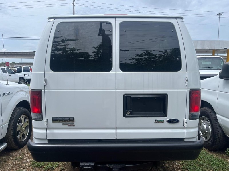Ford Econoline Wagon Vehicle Image 04