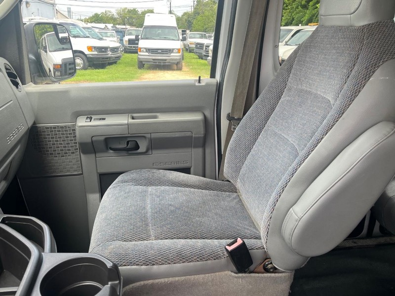 Ford Econoline Wagon Vehicle Image 06