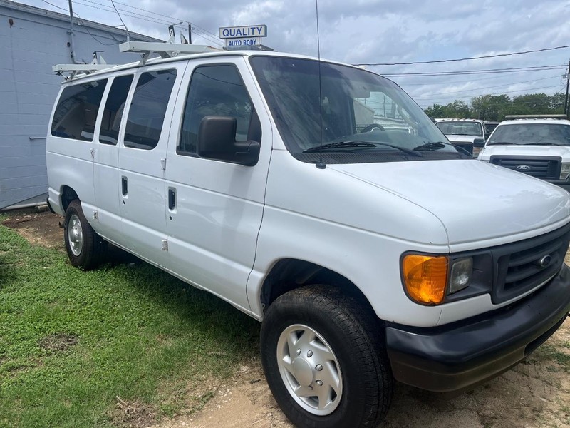 Ford Econoline Cargo Van Vehicle Image 03