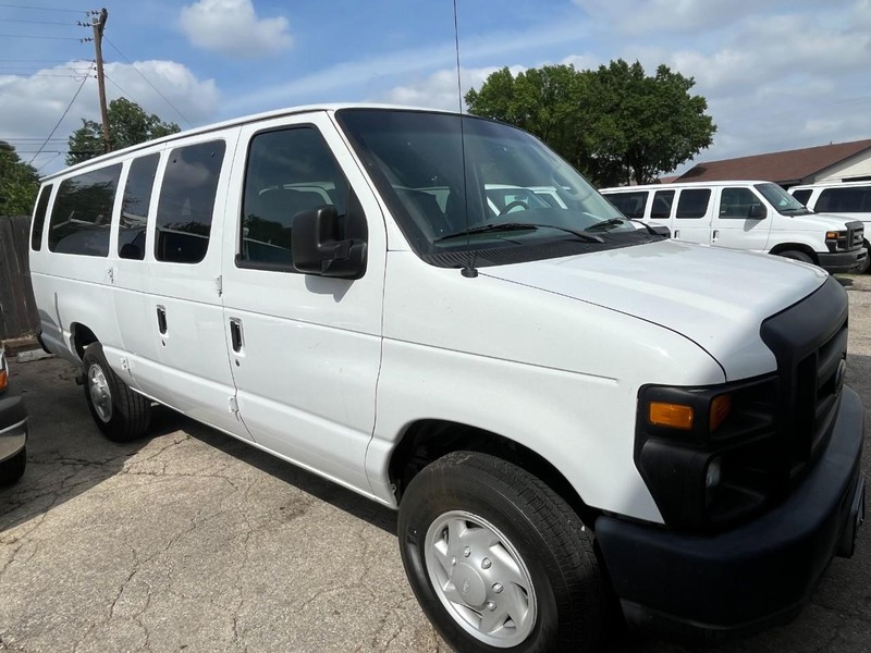 Ford Econoline Wagon Vehicle Image 02