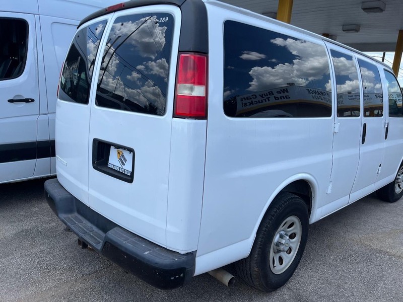 Chevrolet Express Cargo Van Vehicle Image 04
