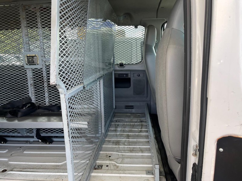 Ford Econoline Wagon Vehicle Image 11