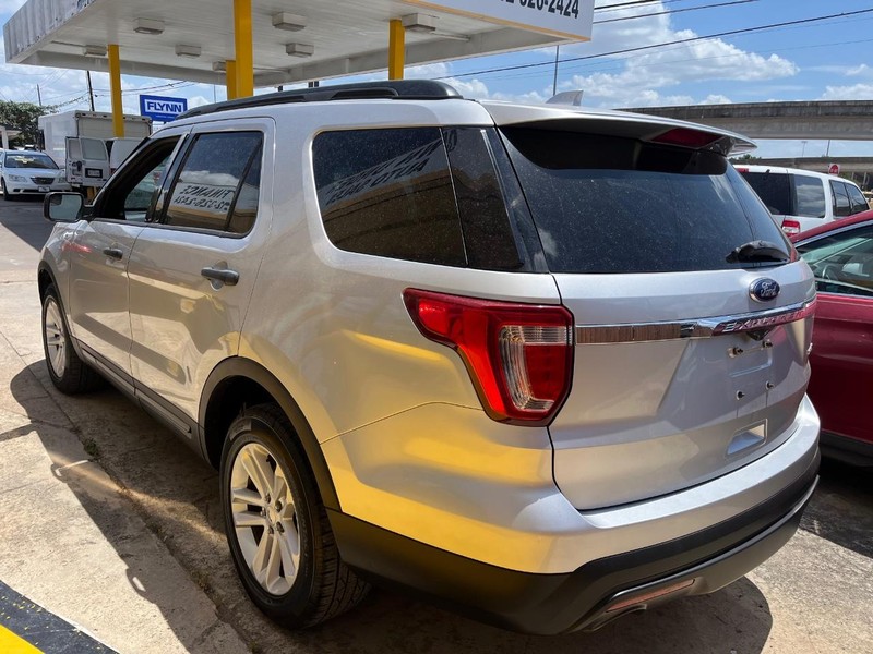 Ford Explorer Vehicle Image 04