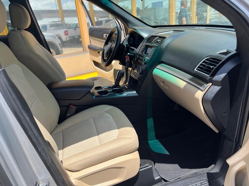 Ford Explorer Vehicle Image 10