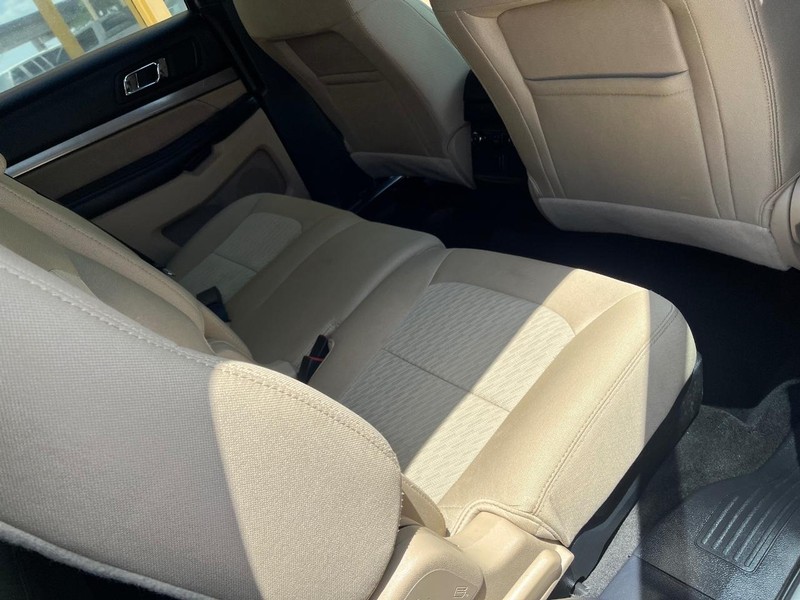 Ford Explorer Vehicle Image 11