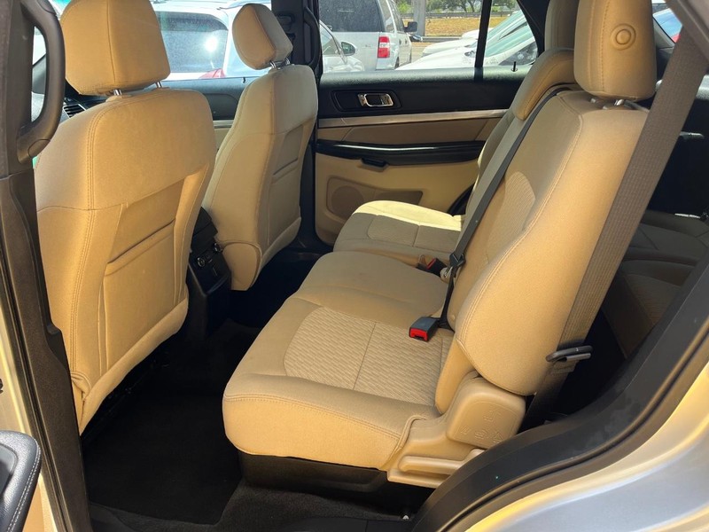 Ford Explorer Vehicle Image 12