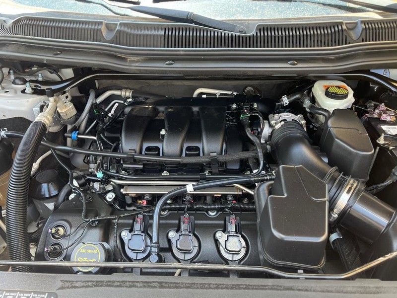 Ford Explorer Vehicle Image 14