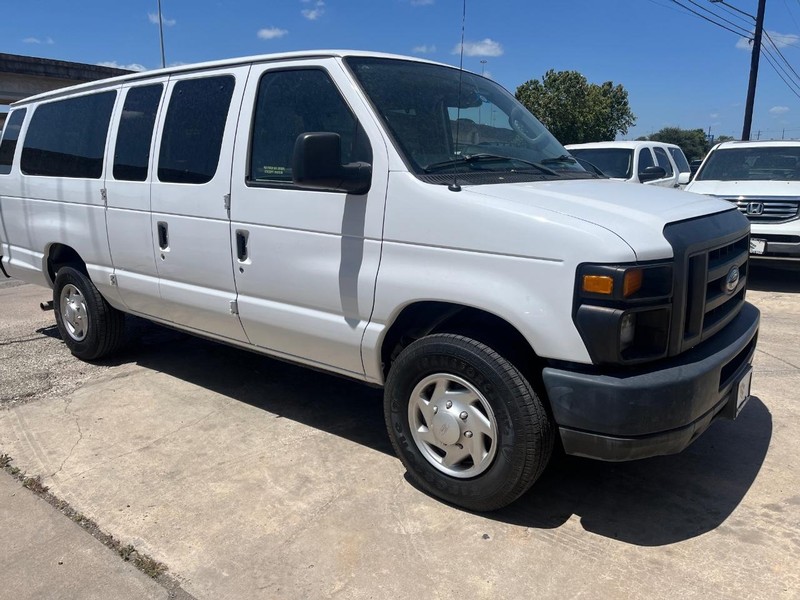 Ford Econoline Wagon Vehicle Image 03