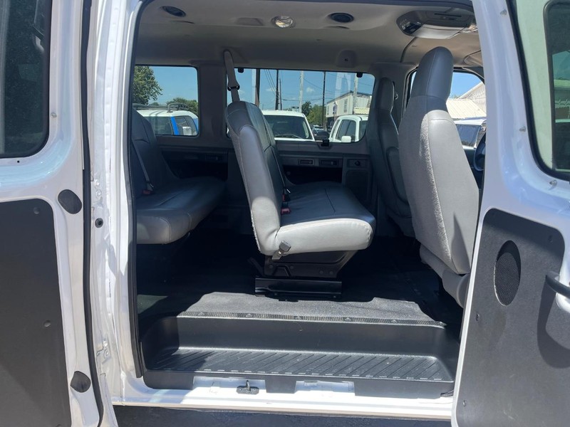 Ford Econoline Wagon Vehicle Image 09