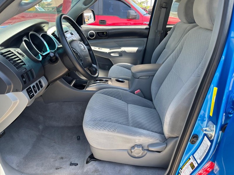 Toyota Tacoma Vehicle Full-screen Gallery Image 07
