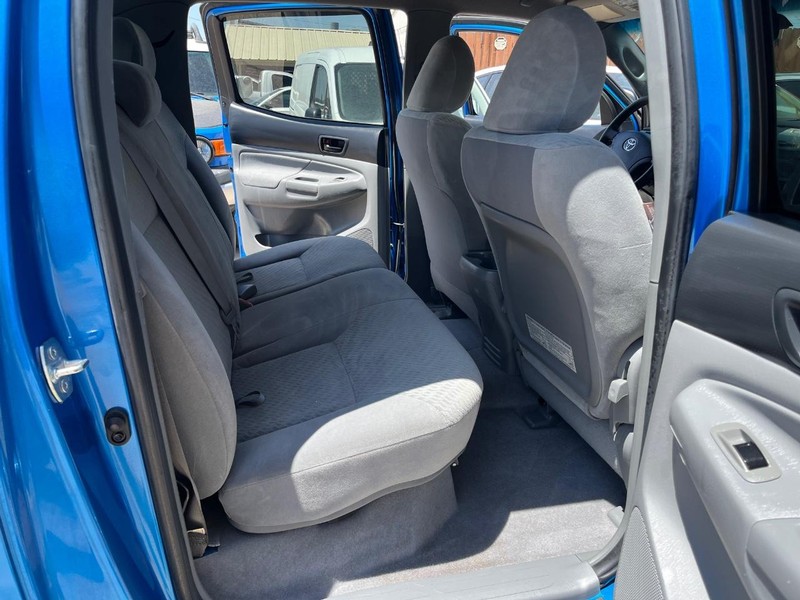 Toyota Tacoma Vehicle Full-screen Gallery Image 08